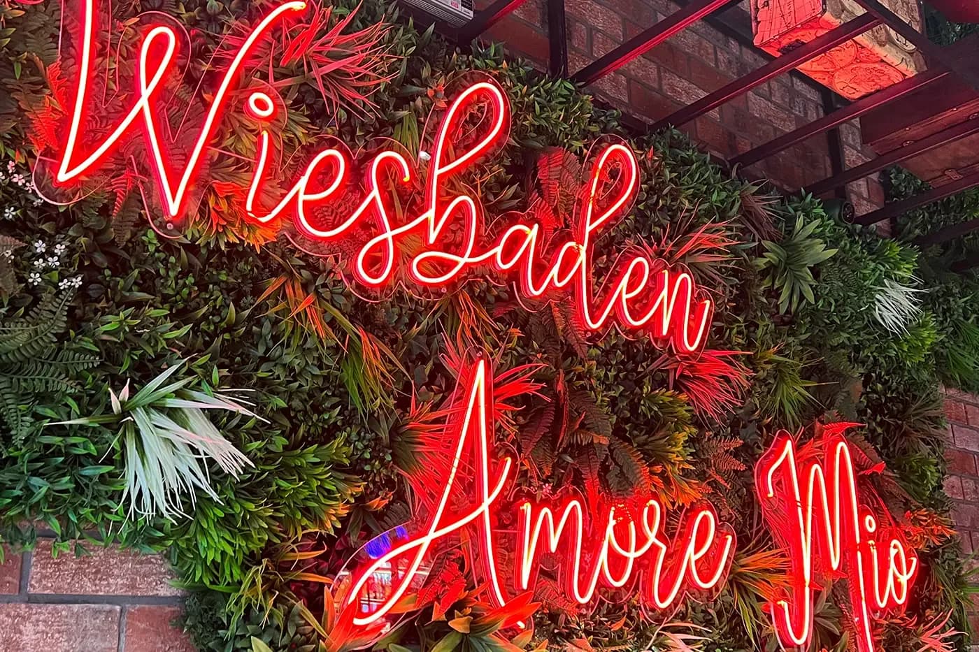 Rotes Neon mit dem Schriftzug Wiesbaden Amore Mio bei remos Wiesbaden